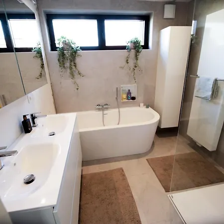 Prive Kamer Met Chill Room En Gedeelde Badkamer - Rand Antwerpen - Afrit E313 Wommelgem - Vlakbij Tramhalte Lijn 9 En 24 Exterior photo