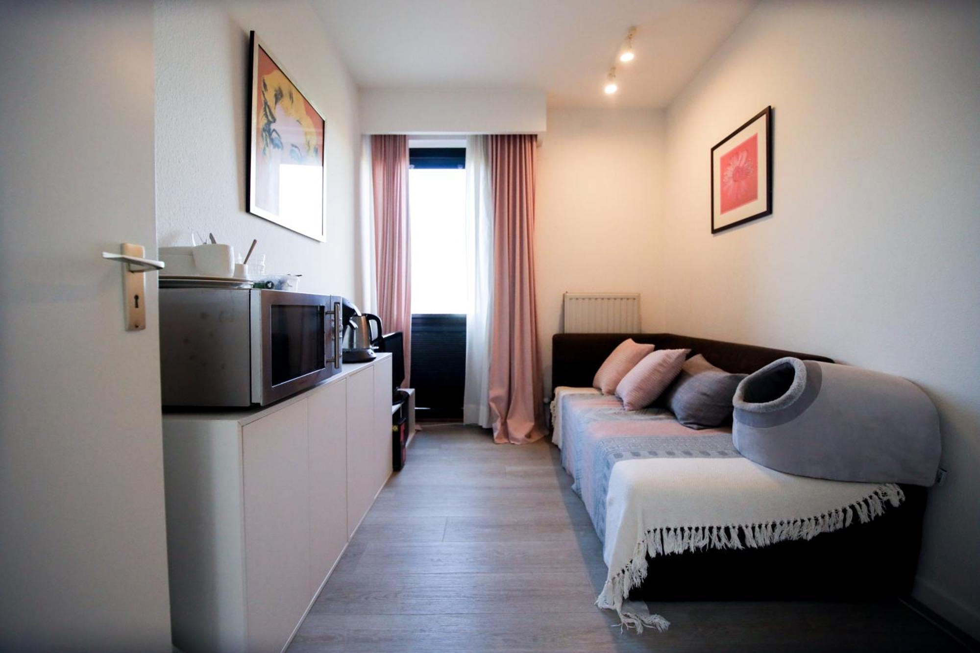 Habitación en casa particular Prive Met Chill En Gedeelde Badkamer - Rand - Afrit E313 Wommelgem - Vlakbij Tramhalte Lijn 9 En 24 *